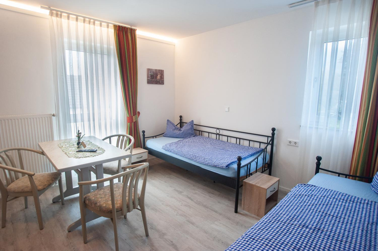 Others 3, Privatpension zur Schwarzach, Roth