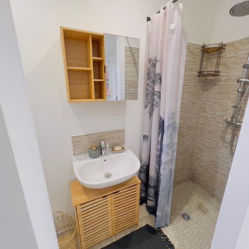 Shower, Les Vanniers: Papaye - KARITE, Baie-Mahault