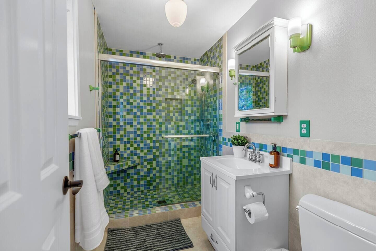 Bathroom 4, Bellevue Work & Relax Near Downtown, King