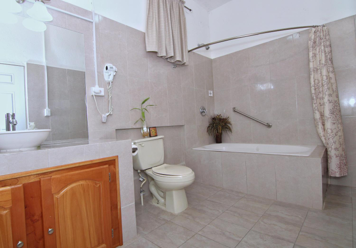 Bathroom 2, Rainforest Haven Inn
