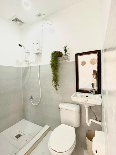 Bathroom 3, Best studio flat w/ NETFLIX near airport and beach!, Lapu-Lapu City