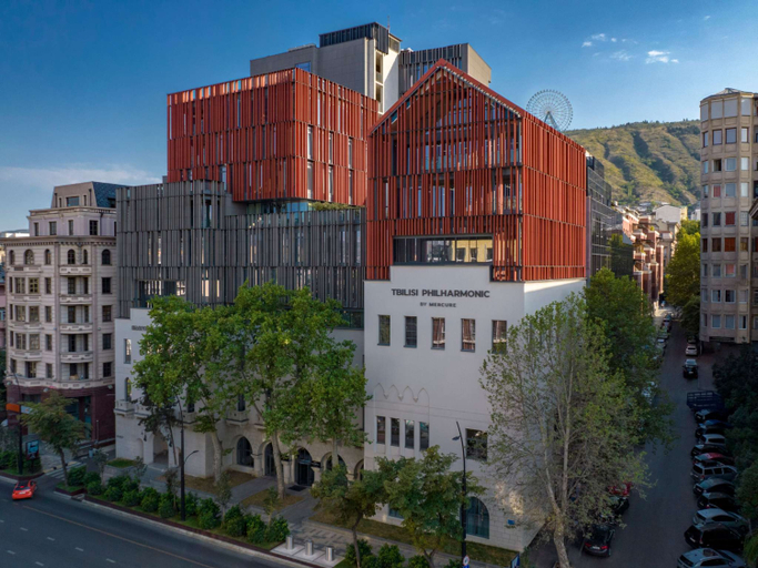 Exterior & Views
