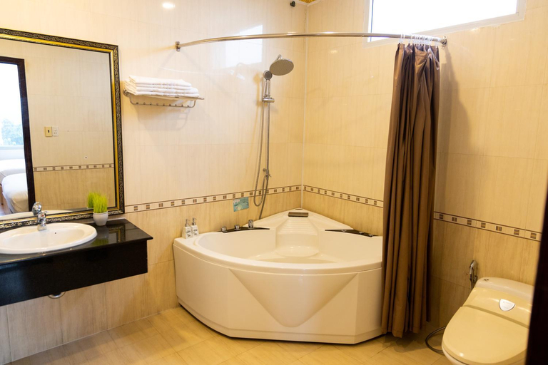 Bathroom 3, Hoang Loc Hotel, Buon Ma Thuot