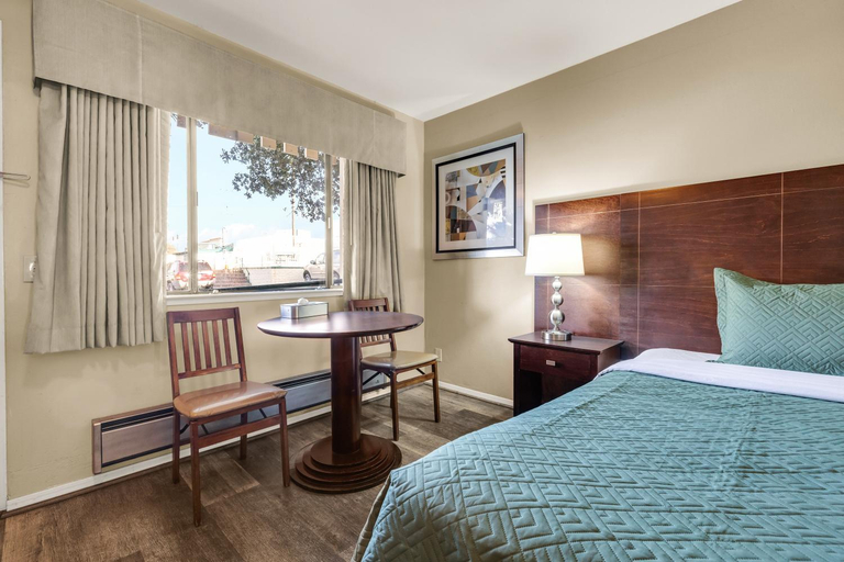 Bedroom 3, Scottish Fairway Inn, Monterey
