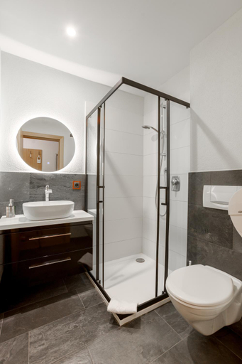 Bathroom, Hotel Kunstleralm, Zell am See