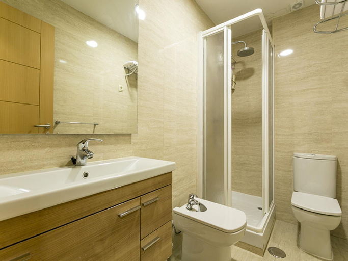 Bathroom 2, Apartments Center Madrid, Madrid