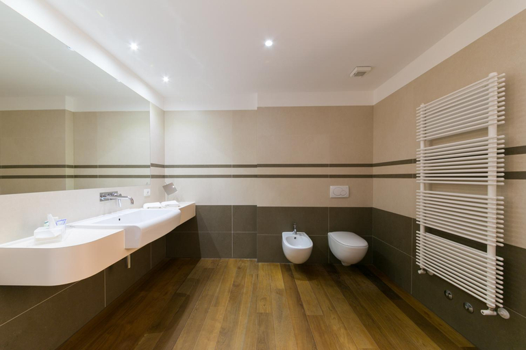 Bathroom 5, Hotel Maximilian, Verona