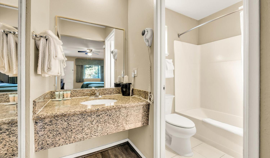 Bathroom 4, Scottish Fairway Inn, Monterey