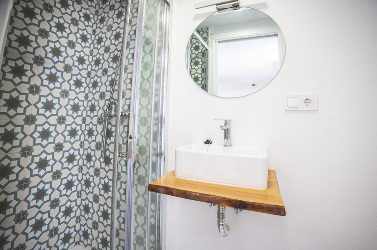 Bathroom 3, La Cocotera Boutique Hostel & Coworking, Cádiz