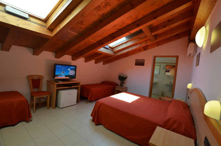 Bedroom 3, Hotel Tivoli, Udine