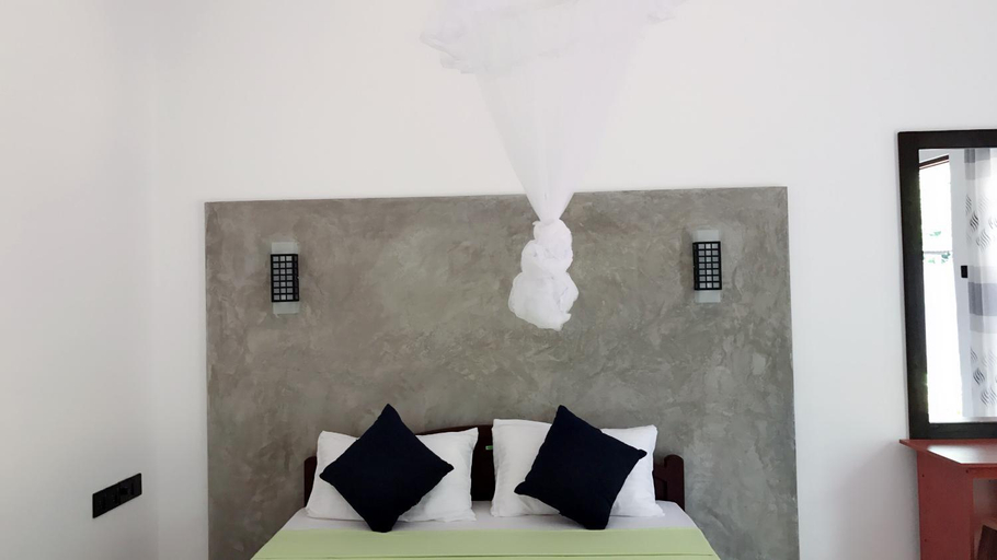 Bedroom 2, Kingdom Gate Hotel, N. Palatha East