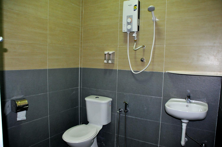 Bathroom, Aloha Hotel, Manjung