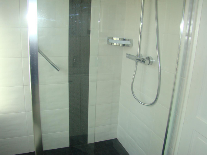 Bathroom 3, Kernel Bihan, Finistère