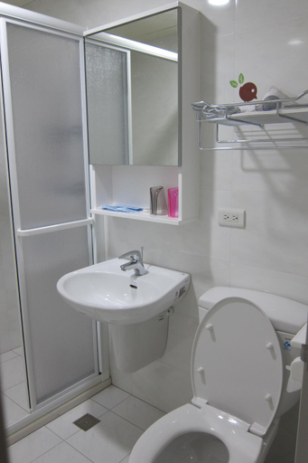Bathroom 2, 火車頭民宿 新北市民宿205號, New Taipei City