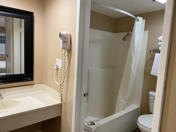 Bathroom 3, Dixie Orange County Hotel, Orange