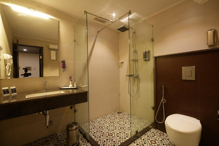 Bathroom 4, Grand Continent Malleshwaram A Sarovar Portico Affiliate Hotel, Bangalore