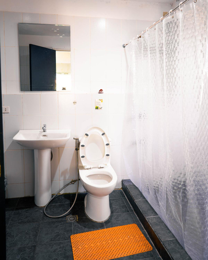 Bathroom 2, 87 Guesthouse, Baguio City