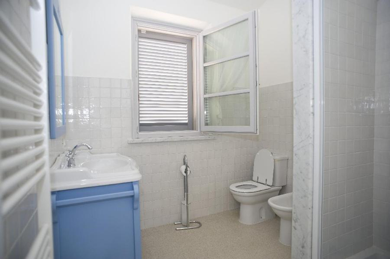 Bathroom, LIu B&B, Lucca