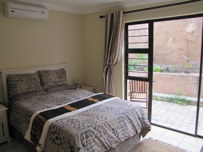 Bedroom 2, Suzy's Place, Ugu