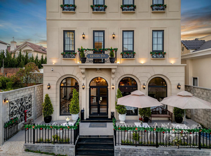 Exterior & Views