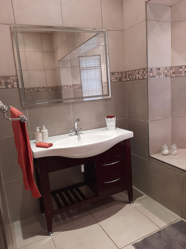 Bathroom 3, Fancy Pansy, Ekurhuleni