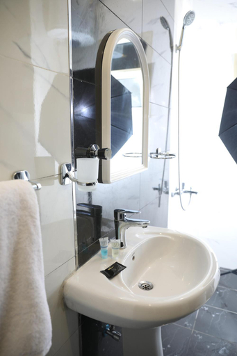 Bathroom 5, Quiet Rooms 4 Serviced Apartments, Riyadh