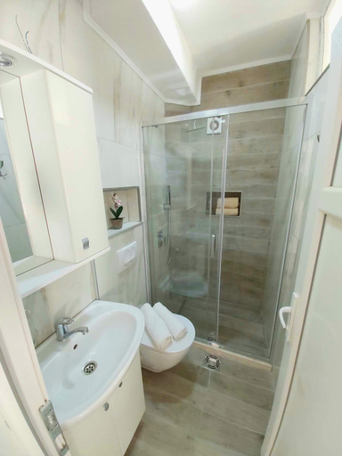 Bathroom 3, Sun Apartments