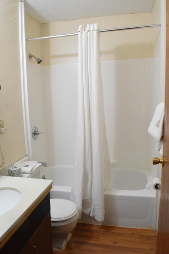 Bathroom, Budget Inn Ontario, Wayne