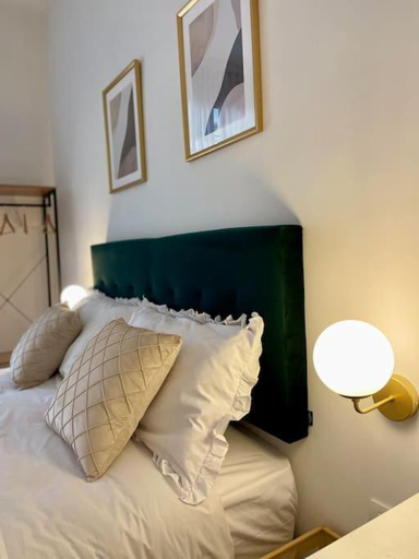 Bedroom 2, La casa di Ary, Napoli