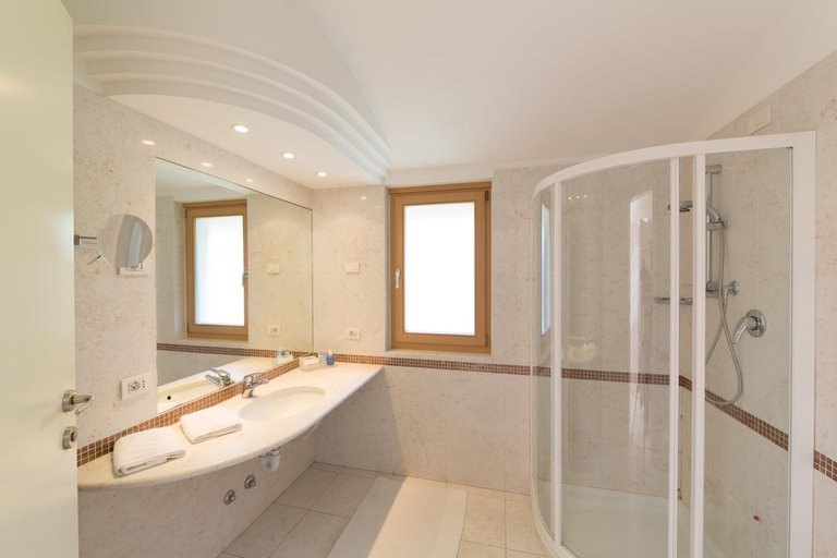 Bathroom 2, Hotel Maximilian, Verona
