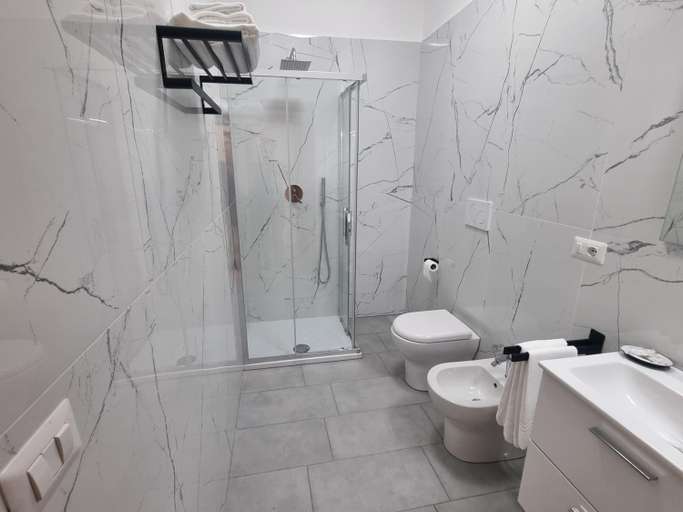 Bathroom 3, B&B Estia Domus, Napoli