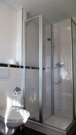 Bathroom 5, Pension Leppert, Bayreuth
