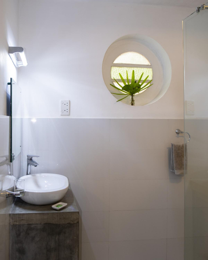 Bathroom 2, "27" Spathodea- Oasis in the City, Thimbirigasyaya