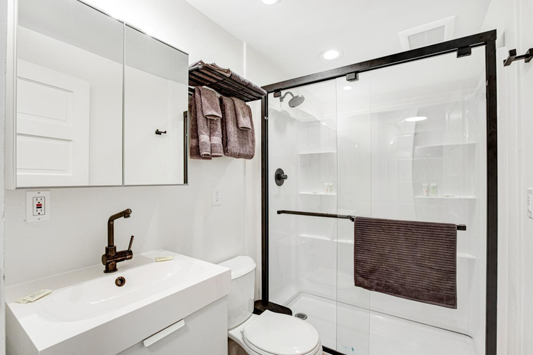 Bathroom, Ballard Bliss Studio, Seattle