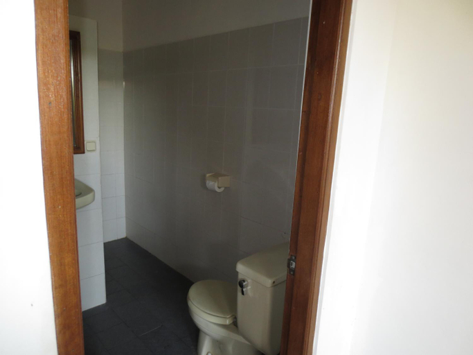 Bathroom 2, Nuriani Guest House, Gianyar