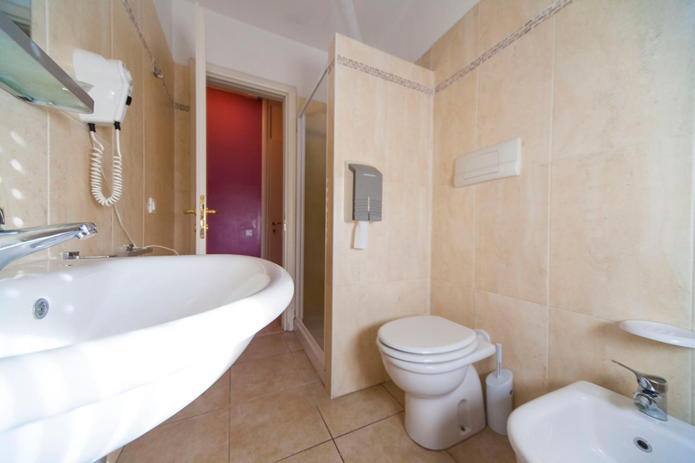 Bathroom 5, Hotel Albi, Bergamo