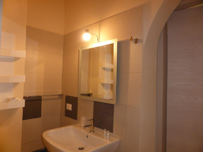 Bathroom 1, Le Muse, Trapani