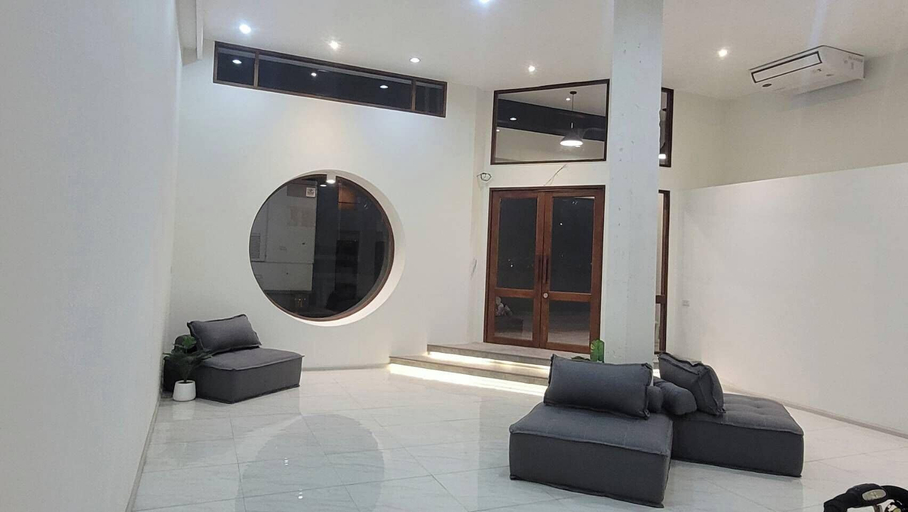 Others 4, Squirrel House, Bang Rak