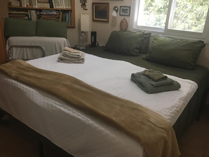 Others 2, Dorraine's Jerusalem Bed & Breakfast
