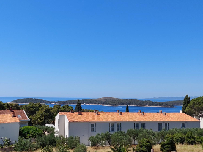 Others 2, Vila Luka 2, Hvar