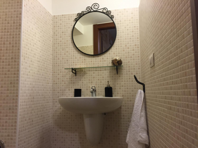 Bathroom 5, B&B 62 Marinai, Bari