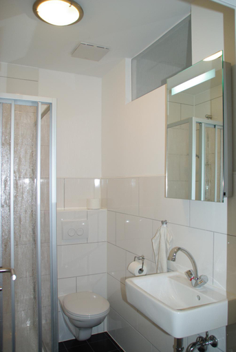 Bathroom, Altenbochumer Apartment, Bochum