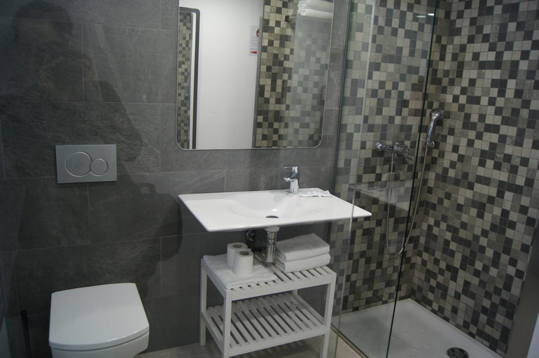 Bathroom 2, Hostal Sanmar, Girona