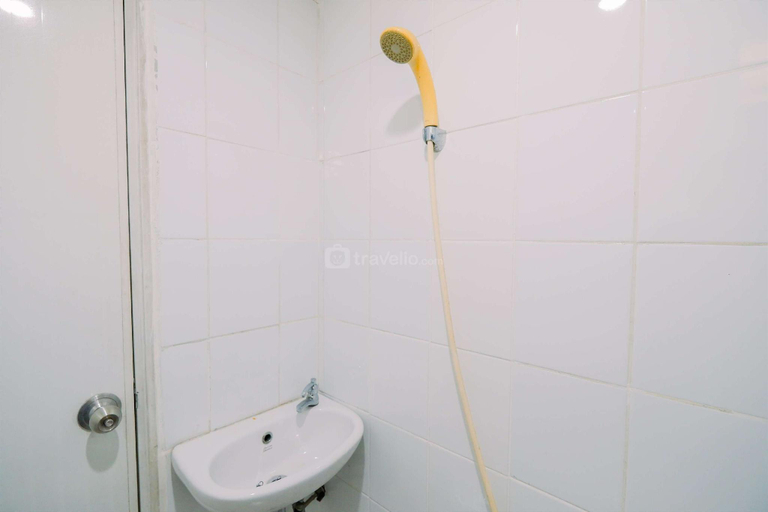 Bathroom 4, Homey 2BR at Green Pramuka City Apt By Travelio, Jakarta Pusat