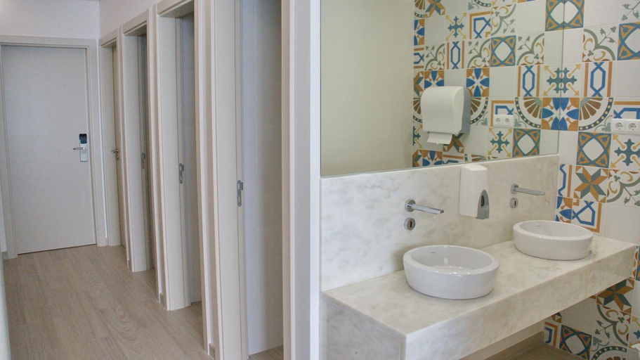Bathroom, Topcity Hostel & Suites, Lagos