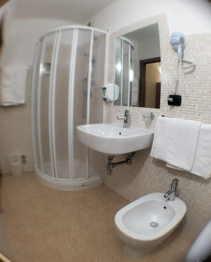 Bathroom 3, B&B Le Quercigliole , Campobasso