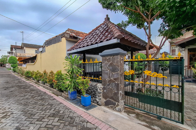 Exterior & Views 2, RedDoorz Syariah @ Jalan Panglima Sudirman Probolinggo, Probolinggo