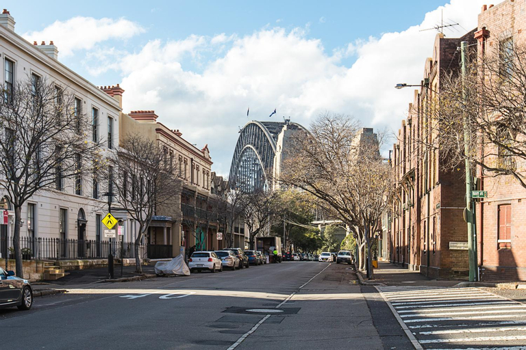 2 mins walking to harbour bridge, Sydney