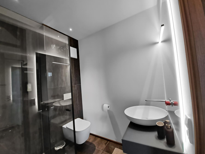 Bathroom 13