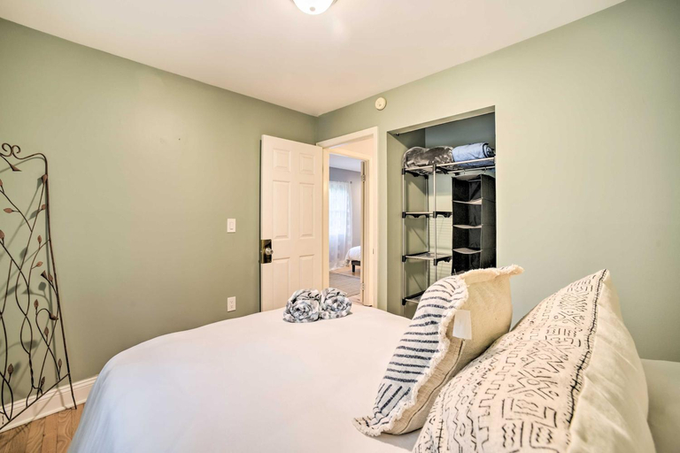 Bedroom 2, Updated Home with Pool and Deck about 2 Mi to Dtwn!, Saratoga